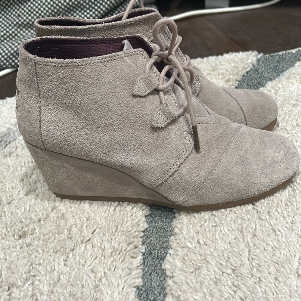 Toms Women's Kala Gunmetal Star Suede Platform Heel booties